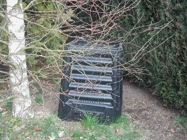 situation du composteur plastique
Ce composteur, je l'ai placé sous un arbre, car en été il serait en plein soleil. Comme sa couleur est noire, ce serait une fournaise dedans, surtout complètement fermé... ainsi il profite de l'ombre partielle du bouleau. Il faut toujours adapter suivant les cas.
